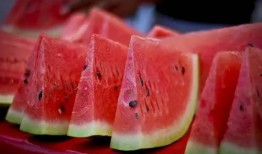 北美吃瓜不打伞视频,无伞吃瓜，夏日风情别样浓